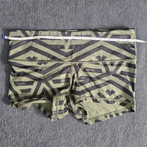 Vintage Lululemon Shorts, Practically New! Size 0-2 Green & Black - Picture 6 of 6